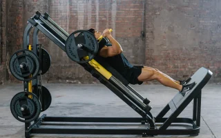 Hack Squat Machine: Alat Ampuh untuk Membangun Kekuatan Paha Depan