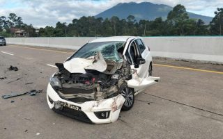 Mobil Ringsek Usai Tabrak Buntut Truk di Km 52 Tol Bogor Arah Sukabumi: Kronologi dan Dampaknya