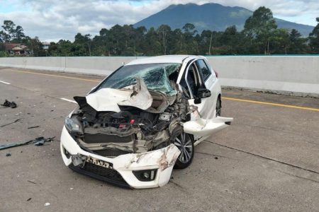Mobil Ringsek Usai Tabrak Buntut Truk di Km 52 Tol Bogor Arah Sukabumi: Kronologi dan Dampaknya